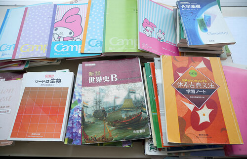  ▽千葉県 八千代松陰高校 授業で使った教科書やノート 約100冊 女子制服卒業生の保管品