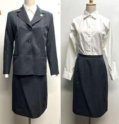  東京都　私立　聖心女子大学　式服（ジャケット、ブラウス、スカート、校章バッジ）