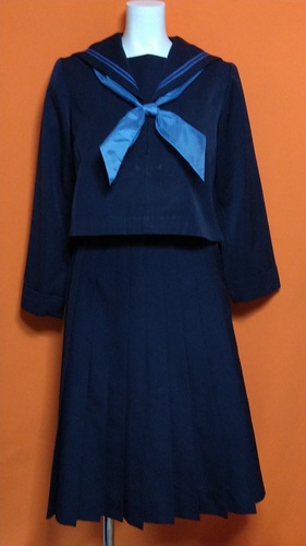 香川県 高松市立木太北部小学校  制服 セーラー 青二本ライン スカート スカーフ 冬服 セット。