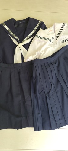 [不明] 冬夏セーラー服・紺スカート２枚、白スカーフまとめセット