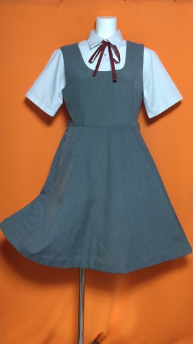 広島県 女子制服 美品  ジャンパーフレアスカート ブラウス 紐タイ 夏服セット。