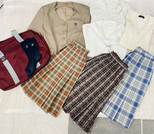 愛知県 名城大学附属高校　スカート３枚付き。指定靴下、カバン付き