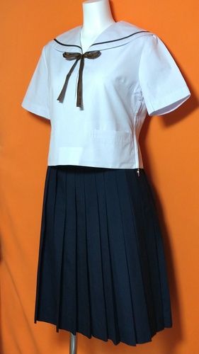 [不明] 女子制服 オリーブdes  セーラー  スカート 。紐タイ  不明夏服 。 