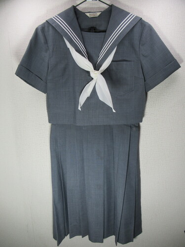 熊本県 1951　620　済々黌高校 夏セーラー上下セット グレー地 白スカーフ付 大きめスカート