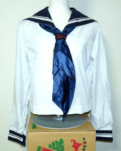 高知県 土佐女子中学校　中間服上下・冬上衣・校章付属します