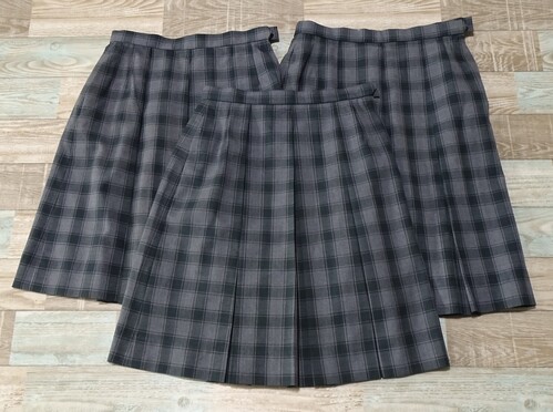 [不明] 9-166☆グレーグリーンチェックの冬夏スカート3枚セット　