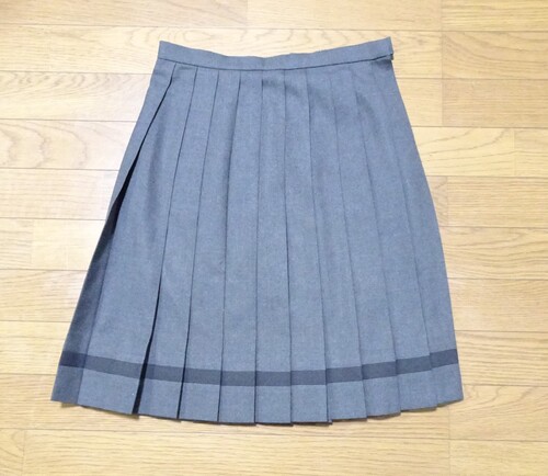 [不明] 10-26☆オノヅカアキラ☆グレーの冬スカート　裾ライン　ウエスト58〜64ｃｍ　クリーニング済