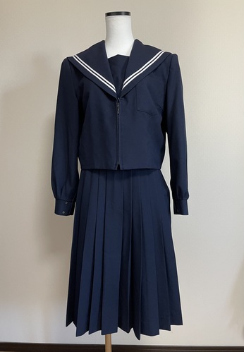 愛知県 082 小牧市立篠岡中学校 女子制服　上下セット　セーラー服　プリーツスカート 紺色