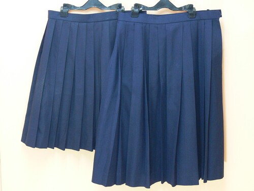 [不明] ｓ756●●大きいサイズ！　裏地付き紺色プリーツスカート　2枚セット　