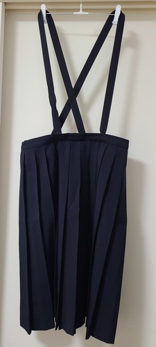 [不明] 不明   プリーツスカート 大きいサイズ 夏物 w72-丈63 紺色 女子中学生  吊り紐付き 