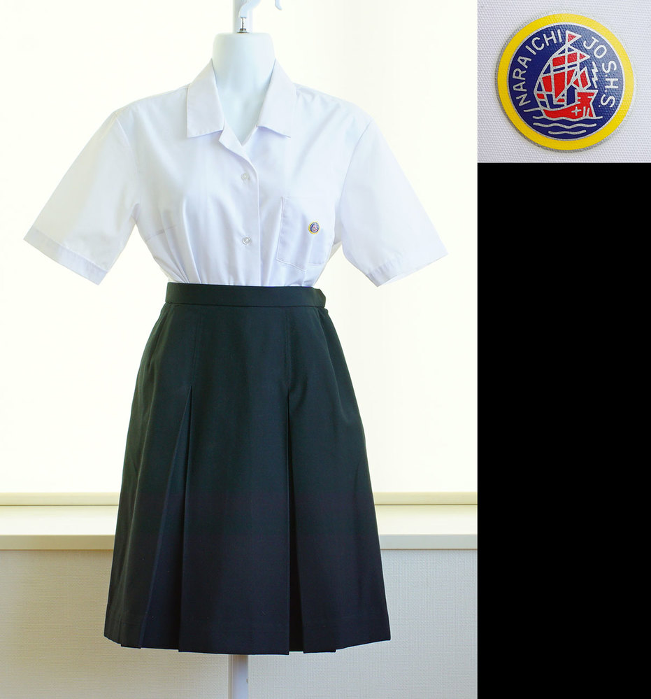 奈良県 奈良市立一条高校 夏服セット(スカート ＋ブラウス) 女子制服卒業生の保管品